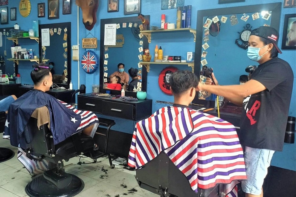 Ngày đầu nới lỏng giãn cách người dân Cần Thơ hồ hởi đi hớt tóc, mua sắm - 3