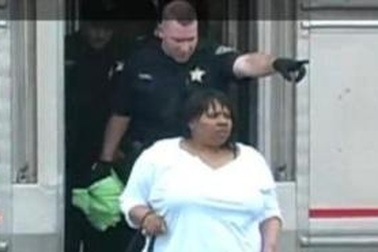 Bị đuổi khỏi tàu vì “nấu cháo” điện thoại 16 tiếng 