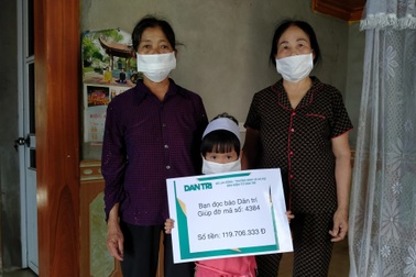 Tiếp tục trao gần 120 triệu đồng đến bé gái 5 tuổi mồ côi cả cha lẫn mẹ