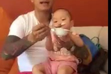 Tuấn Hưng khéo léo đút cơm cho bé Su Hào khi vợ đi vắng.