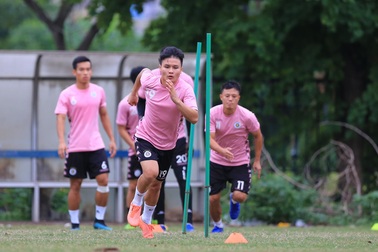 Quang Hải hứng khởi trên sân tập, chờ đấu Sài Gòn FC