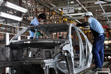 Thả nổi cho nhập khẩu ô tô: Câu chuyện buồn nhìn từ 18 tàu vỏ thép tiền tỷ nằm bờ