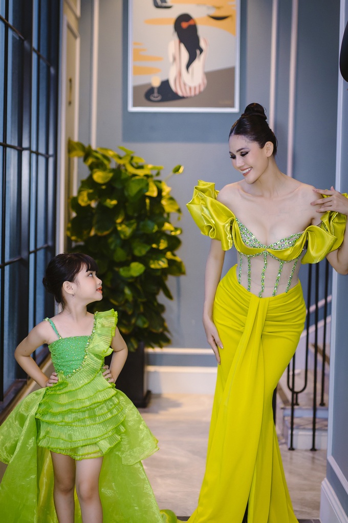 Mẫu nhí Thái Trân hội ngộ dàn Á hậu trên sàn catwalk - 4