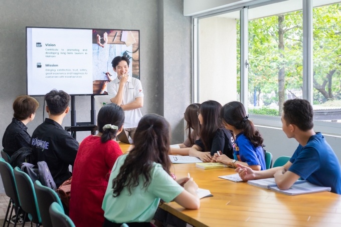 Sinh viên học nhóm tại Thư viện Trường Đại học Quốc tế Miền Đông.