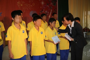 Phó Chủ tịch nước Nguyễn Thị Doan tặng quà cho trẻ trường giáo dưỡng