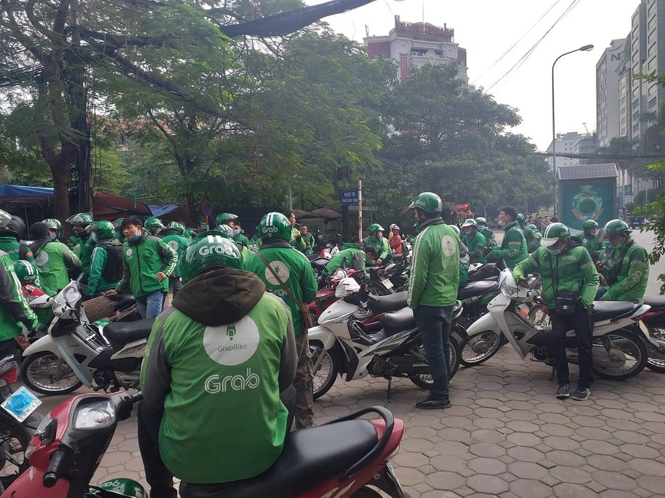 Cảnh sát giải tán hàng trăm người mặc đồng phục diễu hành quanh hồ Gươm - 3 Cảnh sát giải tán hàng trăm người mặc đồng phục diễu hành quanh hồ Gươm - 3