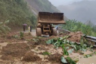 Đèo Lò Xo sạt lở nghiêm trọng, giao thông tê liệt