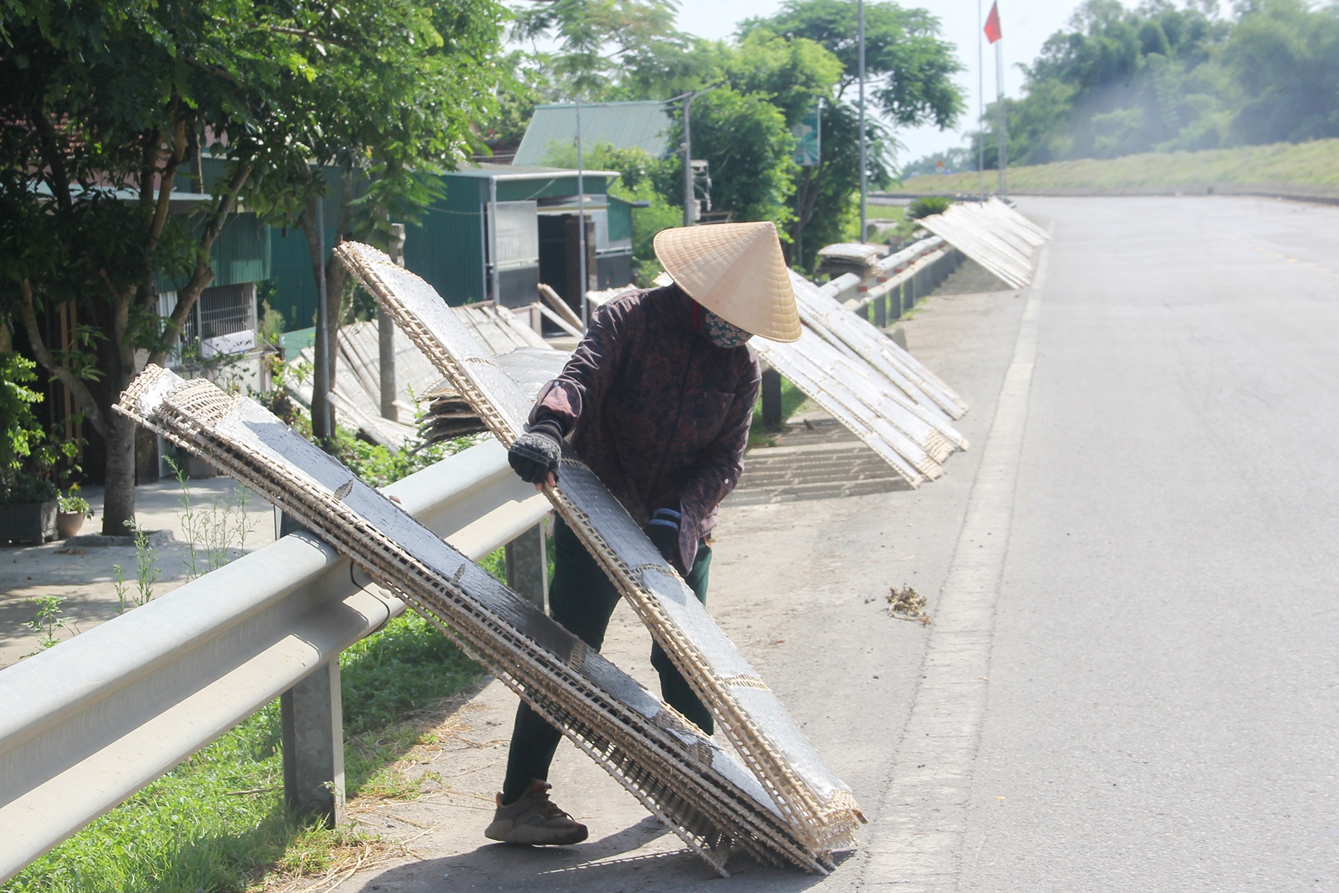 Mướt mồ hôi từ trong bếp ra ngoài sân làm bánh tích trữ cho mùa mưa rét - 9 Mướt mồ hôi từ trong bếp ra ngoài sân làm bánh tích trữ cho mùa mưa rét - 9