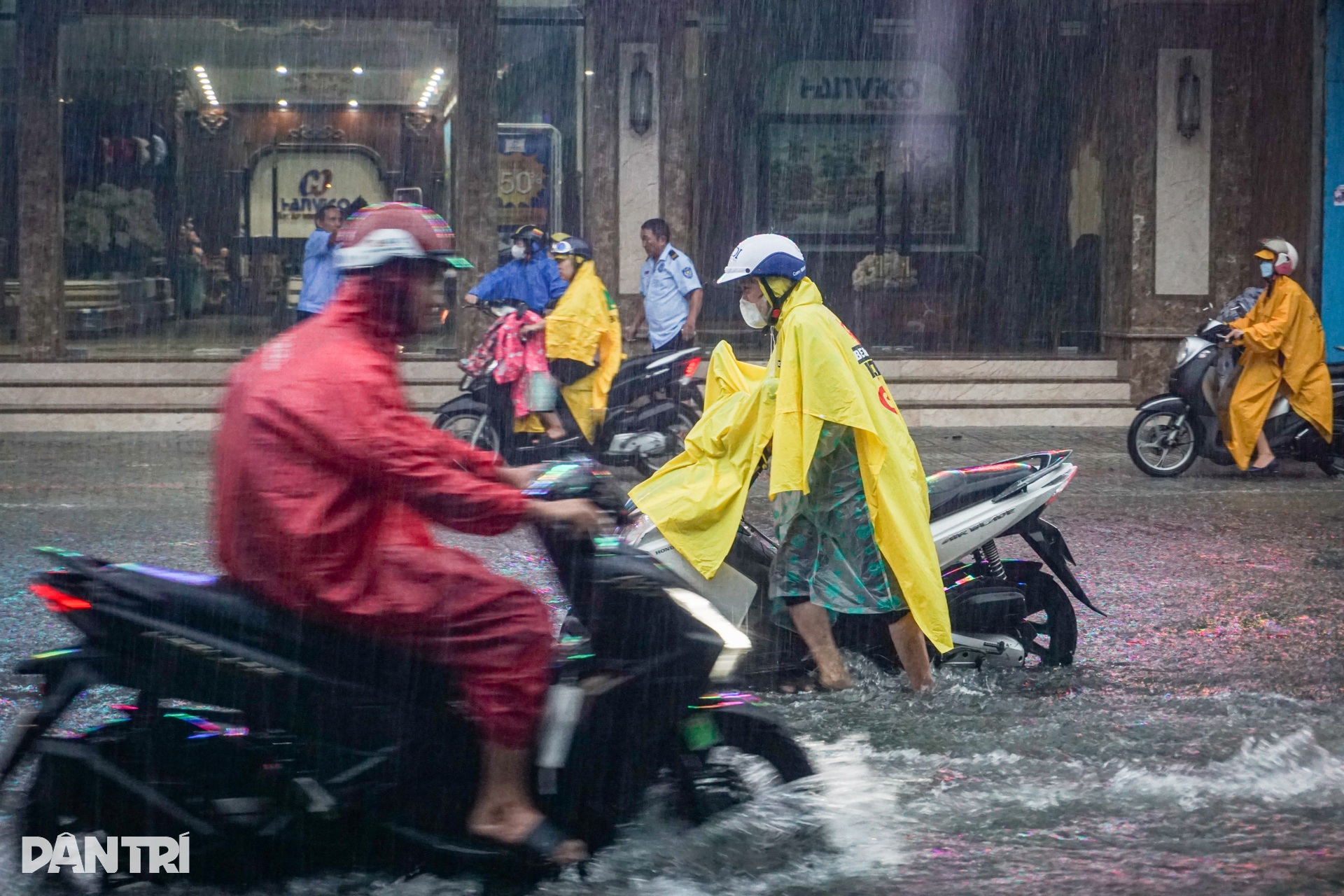 Đà Nẵng mưa trắng trời, đường phố mênh mông nước - 7 Đà Nẵng mưa trắng trời, đường phố mênh mông nước - 7