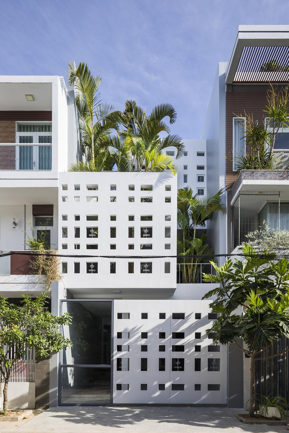 Ngôi nhà có 300 cửa sổ, gia chủ mỗi tháng chỉ tốn 200.000 đồng tiền điện - 1