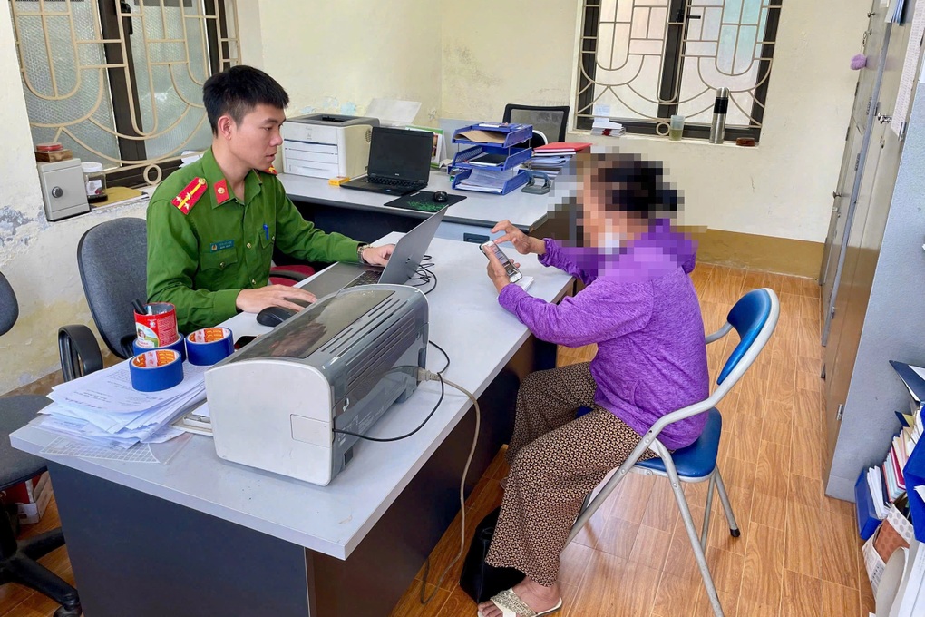 Cụ bà 77 tuổi suýt mất 200 triệu đồng vì tin công an rởm - 1 Cụ bà 77 tuổi suýt mất 200 triệu đồng vì tin công an rởm - 1