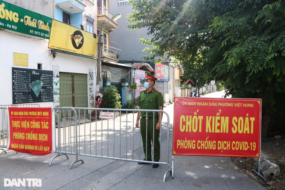 Cận cảnh khu vực phong tỏa ổ dịch có 6 ca F0 trong một gia đình ở Hà Nội - 2 Cận cảnh khu vực phong tỏa ổ dịch có 6 ca F0 trong một gia đình ở Hà Nội - 2