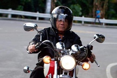 Tổng thống Philippines bị chấn thương vì ngã xe máy phân khối lớn