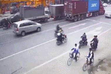 Hú hồn cảnh hai mẹ con đi xe máy ngã ngay dưới bánh container