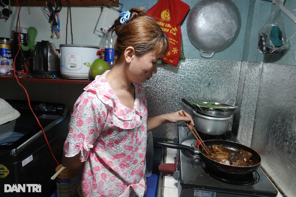 Công nhân tụt huyết áp, trắng đêm chờ… sa thải - 1 Công nhân tụt huyết áp, trắng đêm chờ… sa thải - 1