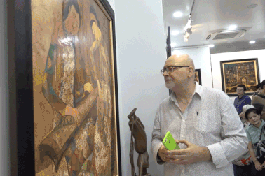 Khách Tây "mê mẩn" tranh của nữ họa sĩ người Việt