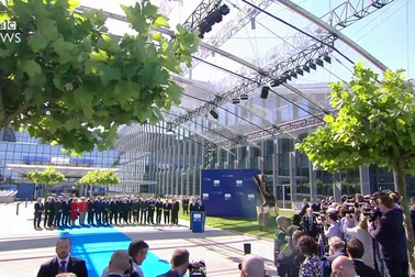 Tổng thống Trump “đòi nợ” NATO giữa hội nghị