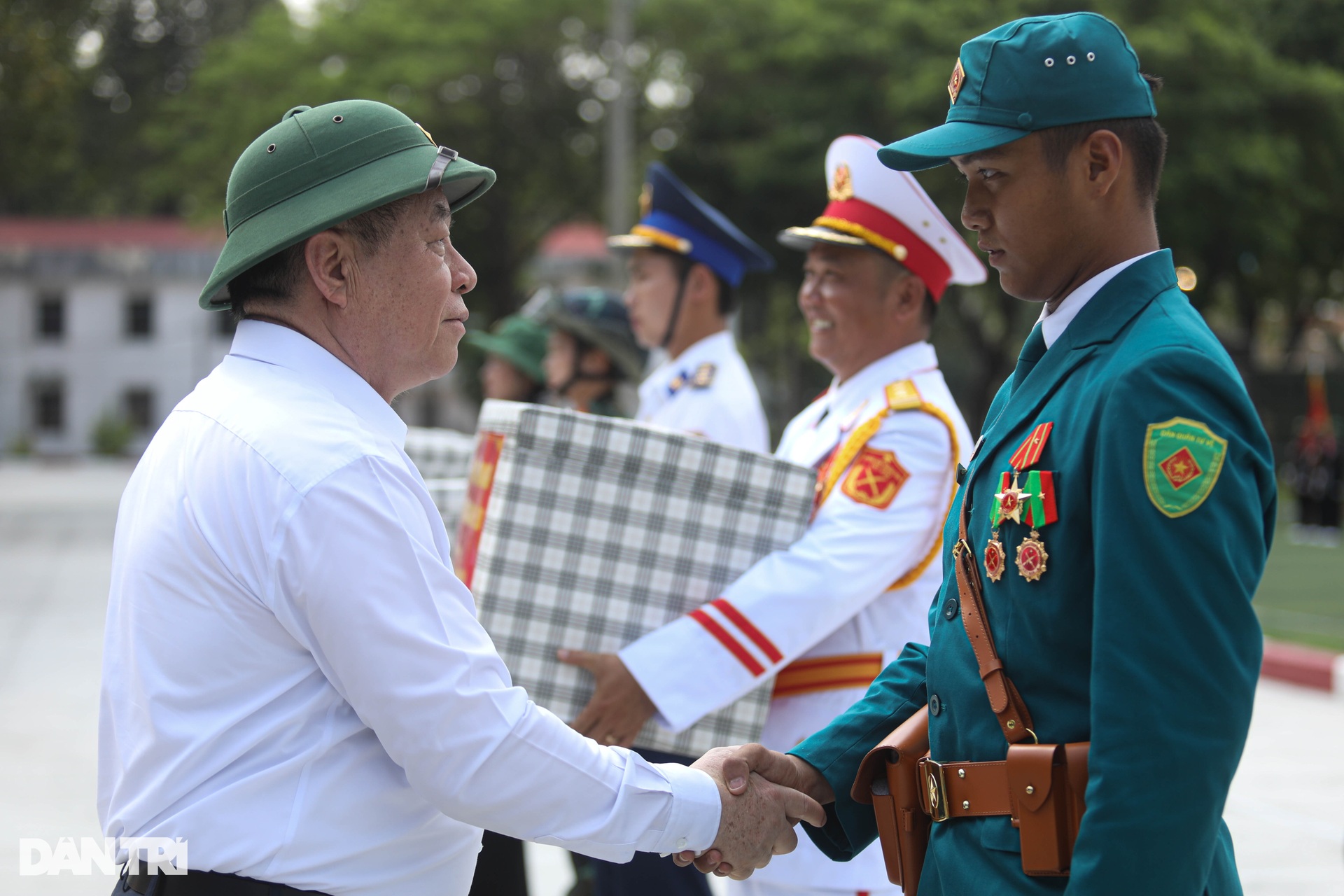 Ông Nguyễn Trọng Nghĩa thăm, động viên lực lượng tham gia diễu binh ở TPHCM - 6 Ông Nguyễn Trọng Nghĩa thăm, động viên lực lượng tham gia diễu binh ở TPHCM - 6