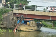 Ghe va vào dầm cầu ở Long An, một người tử vong