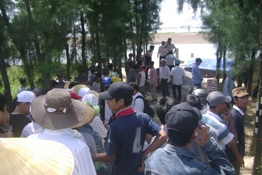 Nam thanh niên nằm chết dưới vũng nước