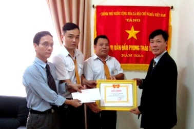 Tài xế taxi nhanh trí bắt giữ tên trộm điện thoại iPhone