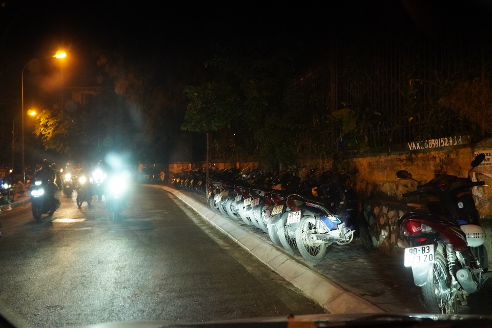 Bí ẩn cuộc điện thoại “tiên tri” giúp quán nước vỉa hè hồ Tây “sống khỏe” - 12 Bí ẩn cuộc điện thoại “tiên tri” giúp quán nước vỉa hè hồ Tây “sống khỏe” - 12