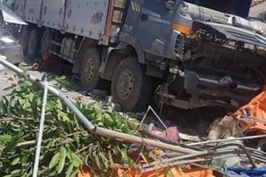 Xe tải lao vào quán nước mía, 5 người trọng thương