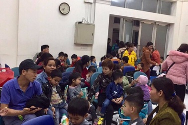 Trẻ em ở Bắc Ninh vẫn ùn ùn lên Hà Nội khám vì lo sợ nhiễm sán lợn