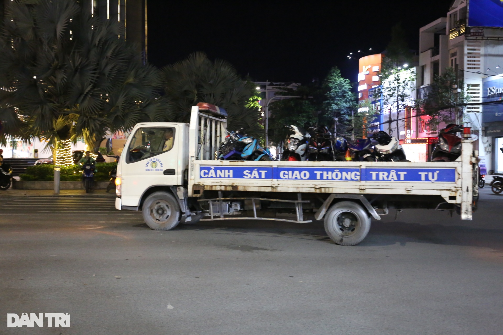Một đêm CSGT Đồng Nai phạt 40 trường hợp vi phạm nồng độ cồn ở TP Biên Hòa - 11 Một đêm CSGT Đồng Nai phạt 40 trường hợp vi phạm nồng độ cồn ở TP Biên Hòa - 11
