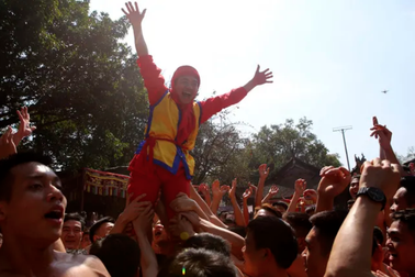 Trai tráng Đồng Kỵ rước pháo khổng lồ, tung hô quan đám