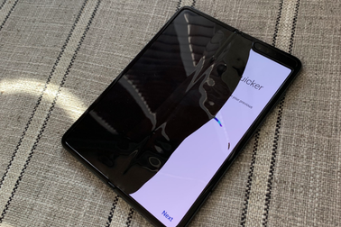 Siêu smartphone 2000 USD vỡ màn hình sau 2 ngày sử dụng