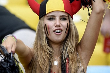 Lọt ống kính phóng viên, nữ CĐV Bỉ vụt nổi tiếng sau một đêm