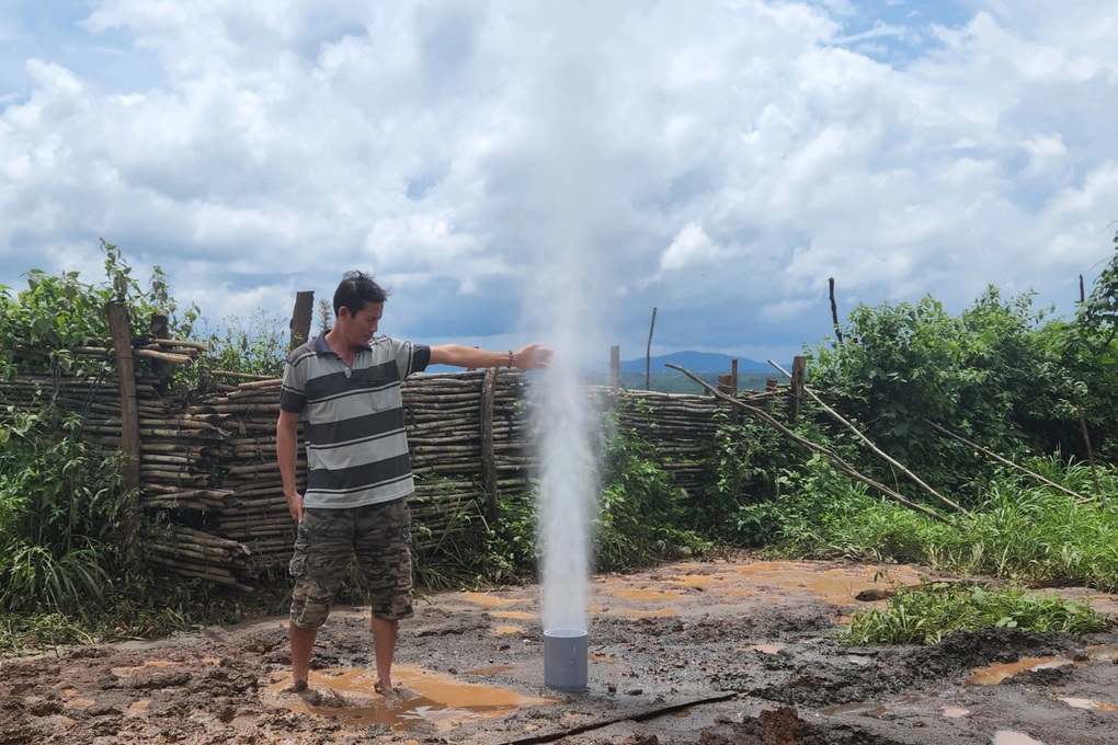 Nghe trong giếng cũ có tiếng động lạ nên người dân đã khoan lại để tìm nguồn nước. Trong...