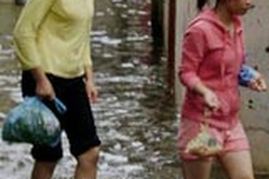 Sinh viên khóc cười mùa nước ngập