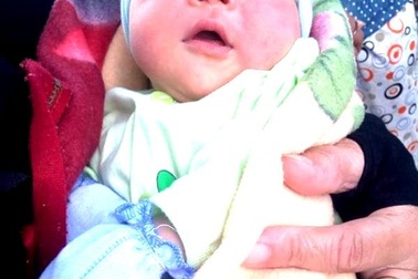 Bé sơ sinh bị bỏ rơi gần trạm y tế