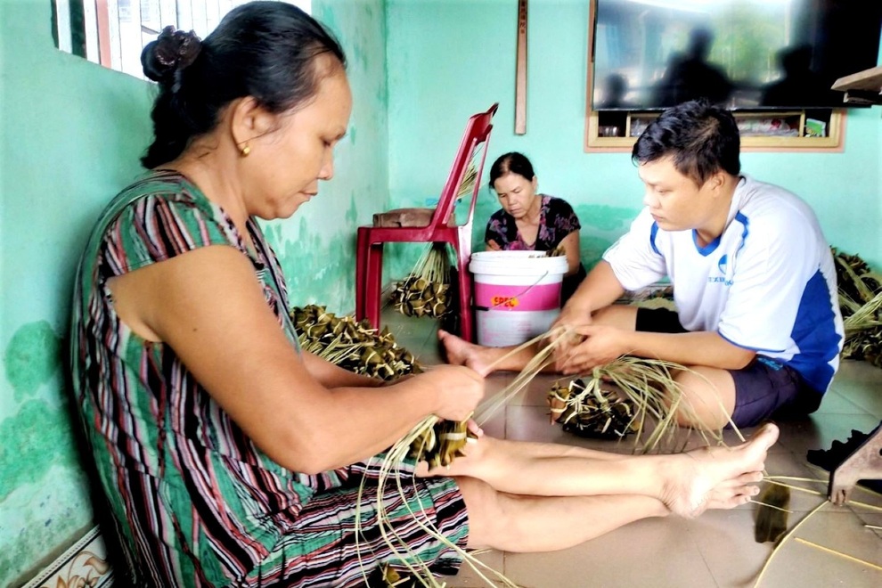 Người làm nghề thức thâu đêm làm thứ bánh giết sâu bọ - 4