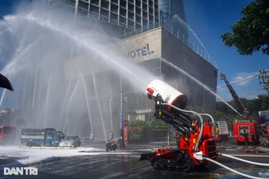 Robot chữa cháy diễn tập sự cố hỏa hoạn ở tòa nhà siêu cao tầng