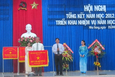 Sở GD-ĐT tỉnh Khánh Hòa nhận Cờ thi đua tiêu biểu xuất sắc từ Bộ GD-ĐT