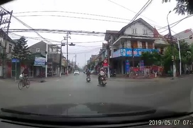 Xe ô tô giành đường vượt ẩu ngay giữa ngã tư