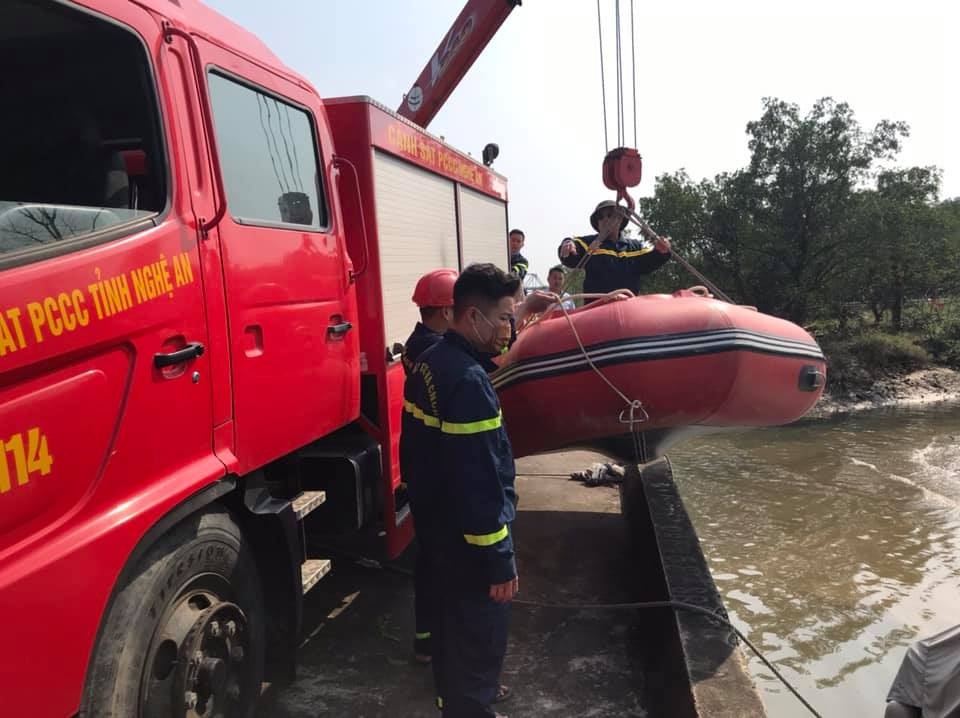 Tìm kiếm nam thanh niên nghi gieo mình xuống sông Lam tự vẫn - 1 Tìm kiếm nam thanh niên nghi gieo mình xuống sông Lam tự vẫn - 1
