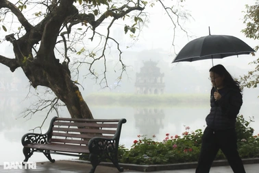 Sương mù trắng xóa bao phủ sông Hồng, hồ Tây, hồ Gươm