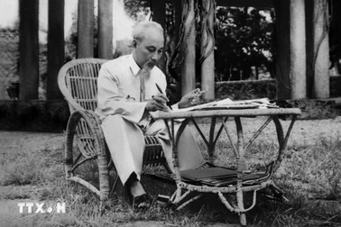 Ánh sáng Hồ Chí Minh soi đường cho chúng ta đi
