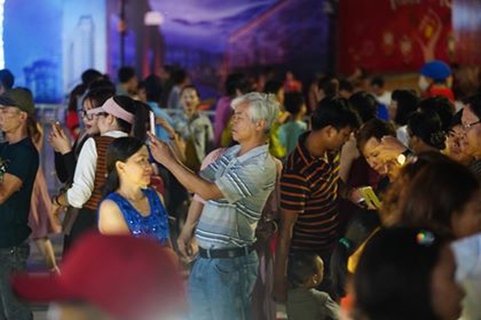 Giành giật nhau chọn chỗ chụp hình trên đường hoa Nguyễn Huệ - 2 Giành giật nhau chọn chỗ chụp hình trên đường hoa Nguyễn Huệ - 2