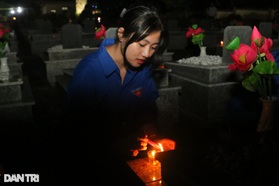 Đêm tri ân ở nghĩa trang liệt sỹ có bia đá khắc bài thơ "Hương thầm"