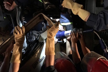 Cắt cabin xe tải giải cứu tài xế bị thương nguy kịch