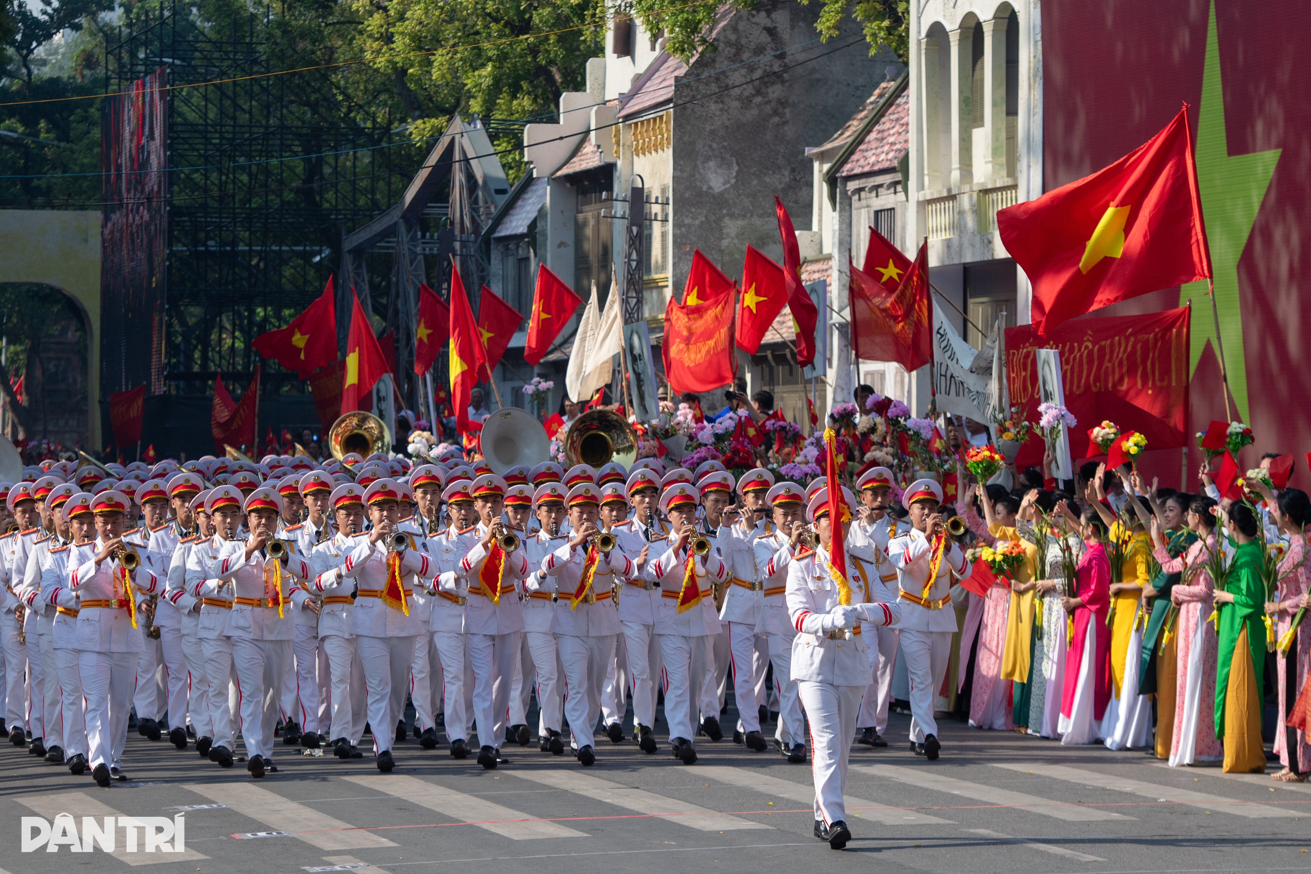 A atmosfera heroica recria o exército marchando para tomar a capital em 1954 - 7 Không khí hào hùng tái hiện đoàn quân tiến về tiếp quản Thủ đô năm 1954 - 7