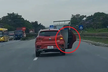 Nữ tài xế không đóng cửa xe ô tô khi chạy trên quốc lộ