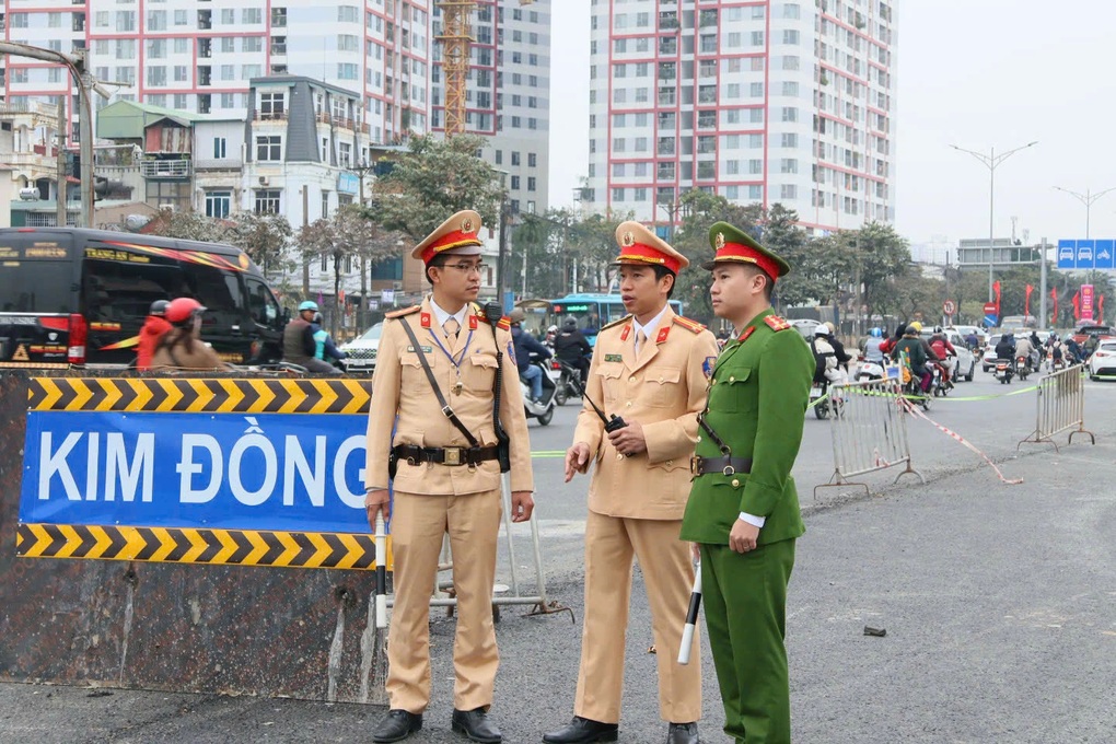 CSGT Hà Nội tháo gỡ hàng loạt điểm nghẽn ùn tắc giao thông - 1
