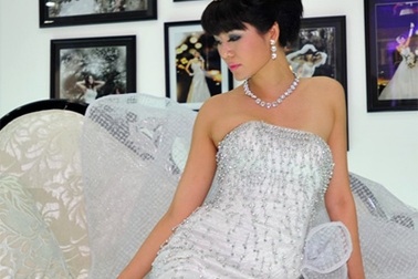 Hoa hậu Thu Thuỷ lộng lẫy với váy cưới