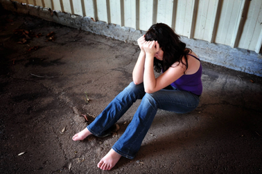 Hai thanh niên cưỡng bức và cướp vàng của cô gái 21 tuổi